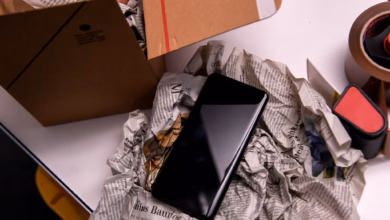 Ein smartphone wird für den verkauf verpackt