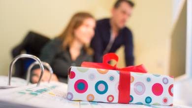 Ein geschenk liegt auf dem schreibtisch an einem arbeitsplatz