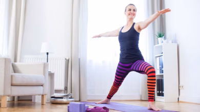 Eine frau macht eine yogaübung auf einer matte
