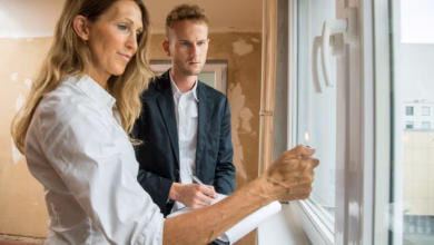 Eine frau prüft mit einer flamme die dichtigkeit eines fensters